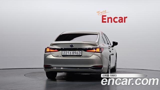 Lexus ES 2020 — photo 4