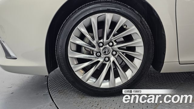 Lexus ES 2020 — photo 5