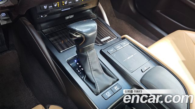 Lexus ES 2020 — photo 12