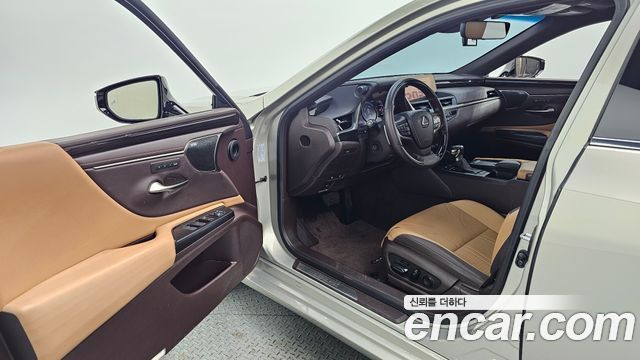 Lexus ES 2020 — photo 13