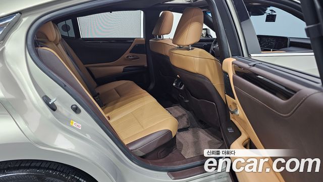 Lexus ES 2020 — photo 17