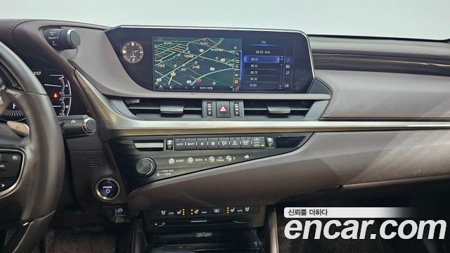 Lexus ES 2020 — photo 18