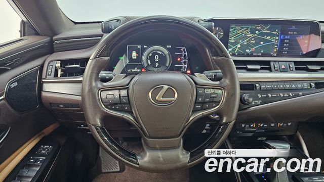 Lexus ES 2020 — photo 19