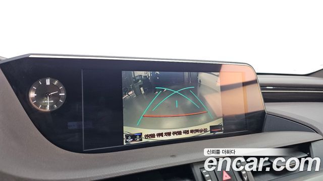 Lexus ES 2020 — photo 20
