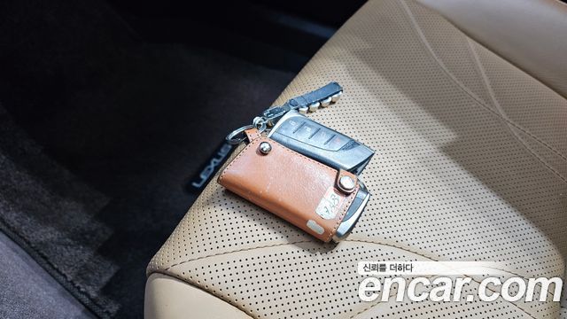 Lexus ES 2020 — photo 21