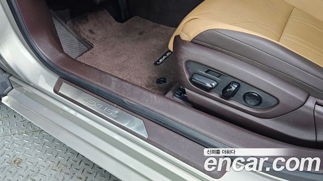 Lexus ES 2020 — photo 26