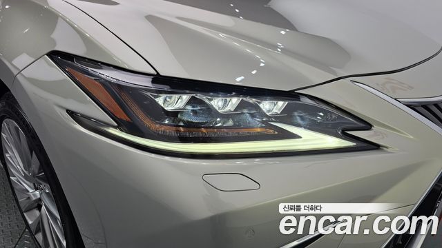 Lexus ES 2020 — photo 8