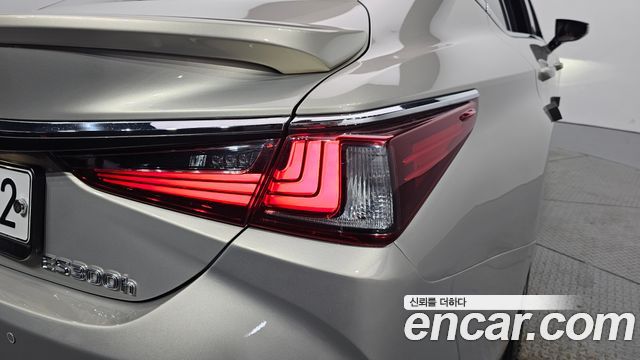 Lexus ES 2020 — photo 9