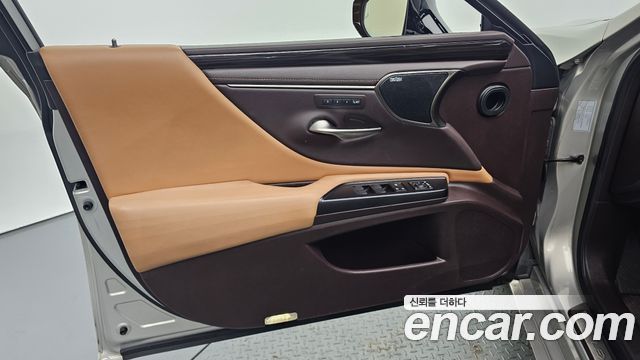 Lexus ES 2020 — photo 14