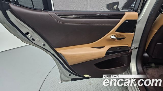 Lexus ES 2020 — photo 15