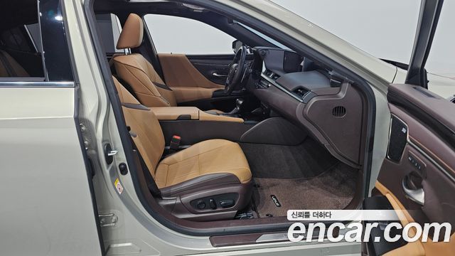 Lexus ES 2020 — photo 16