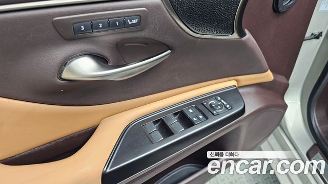Lexus ES 2020 — photo 27