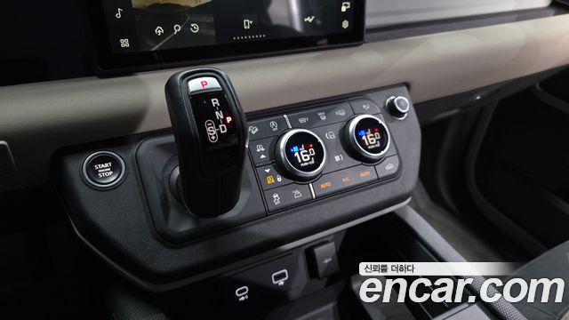 Land Rover Defender 2022 — photo 12