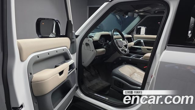 Land Rover Defender 2022 — photo 13