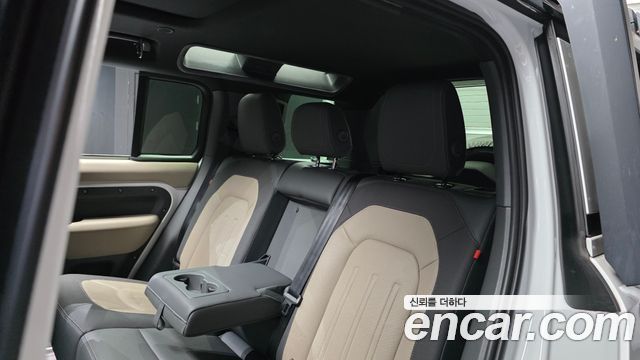 Land Rover Defender 2022 — photo 18