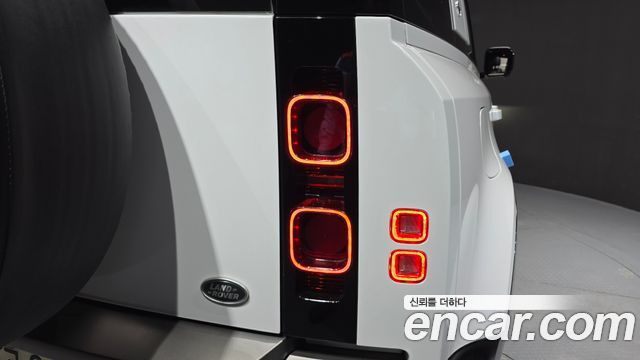 Land Rover Defender 2022 — photo 9