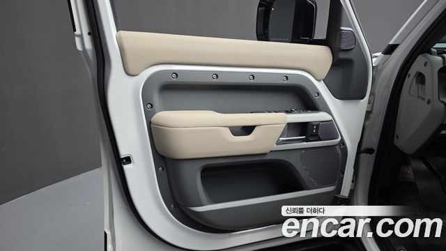 Land Rover Defender 2022 — photo 14