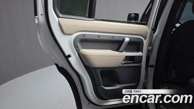 Land Rover Defender 2022 — photo 15