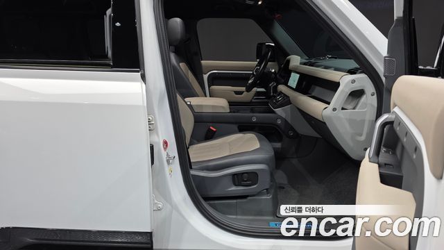 Land Rover Defender 2022 — photo 16