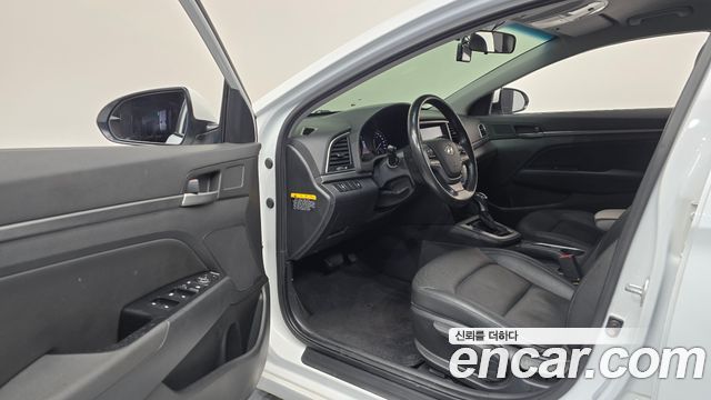 Hyundai AVANTE 2016 — photo 13