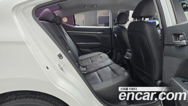 Hyundai AVANTE 2016 — photo 17