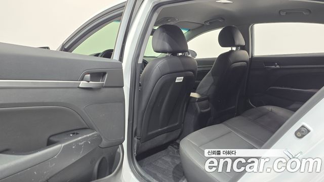 Hyundai AVANTE 2016 — photo 28