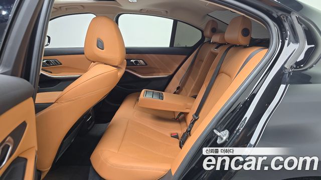 BMW 3-Series 2023 — photo 18