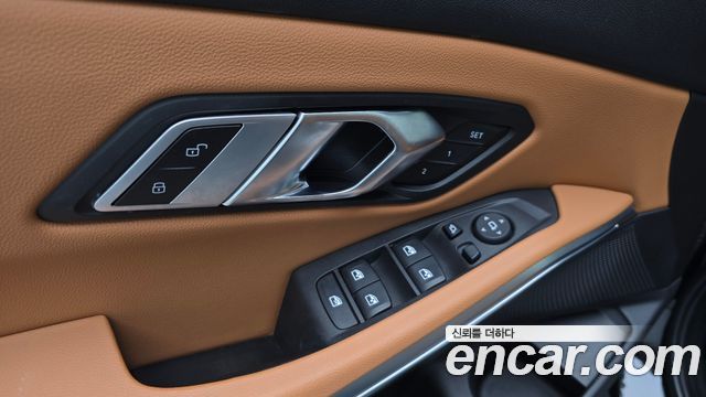 BMW 3-Series 2023 — photo 28