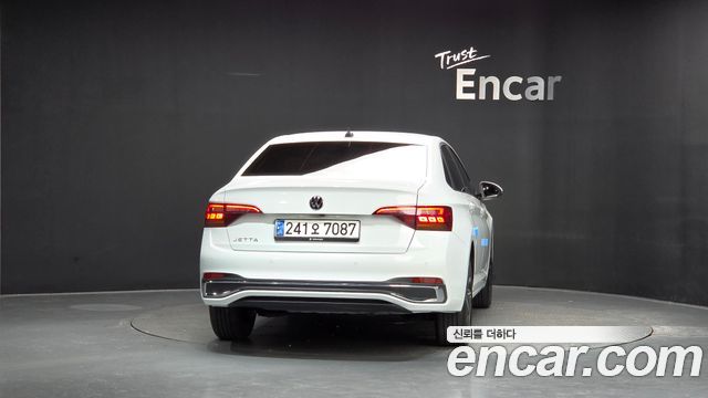 Volkswagen Jetta 2023 — photo 4