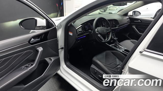 Volkswagen Jetta 2023 — photo 13