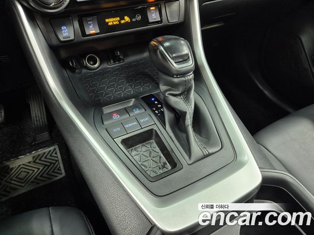 Toyota RAV4 2021 — photo 10