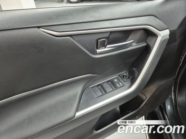 Toyota RAV4 2021 — photo 13