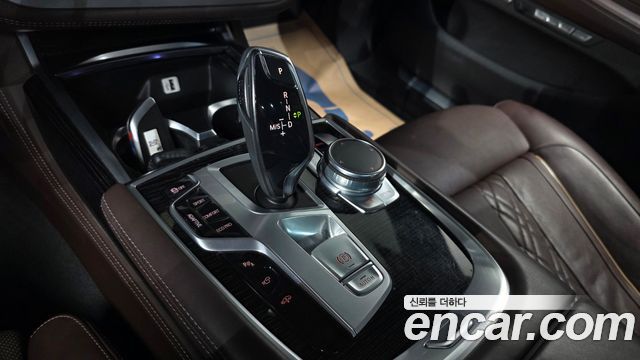 BMW 7-Series 2017 — photo 12