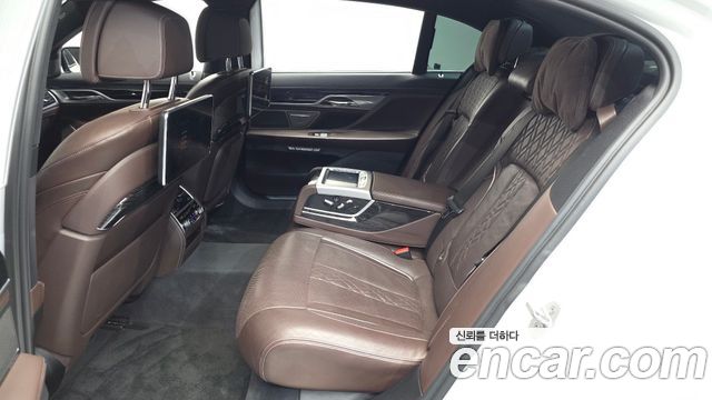BMW 7-Series 2017 — photo 17