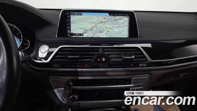 BMW 7-Series 2017 — photo 18