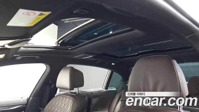 BMW 7-Series 2017 — photo 23