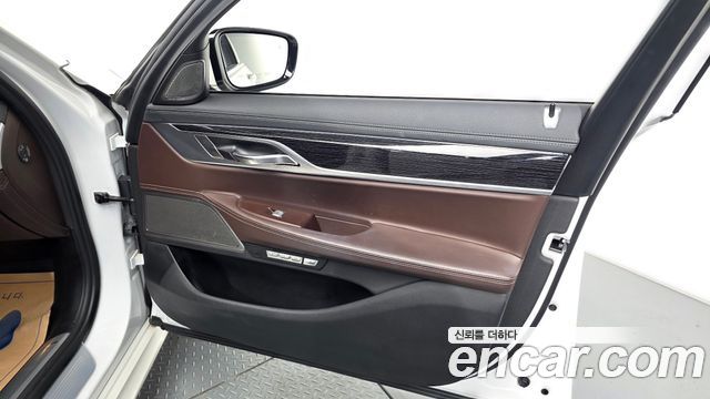 BMW 7-Series 2017 — photo 14
