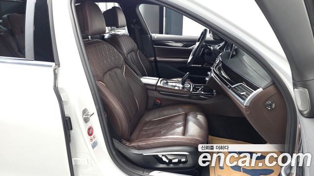 BMW 7-Series 2017 — photo 16