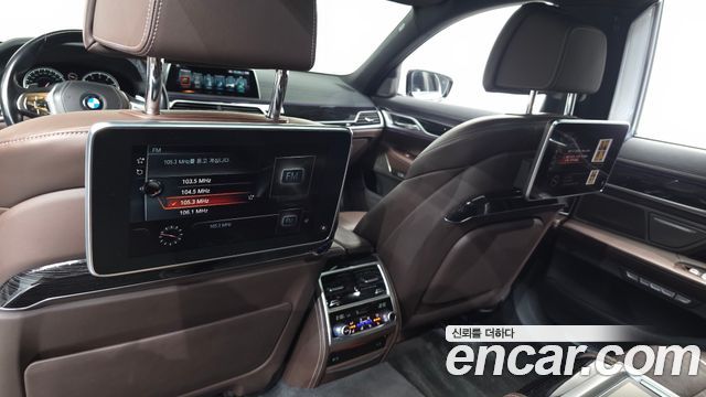 BMW 7-Series 2017 — photo 27