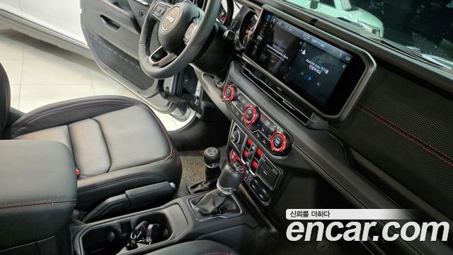 Jeep Wrangler 2025 — photo 12