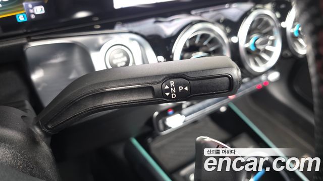 Mercedes-Benz GLB-Class 2023 — photo 12