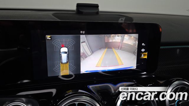Mercedes-Benz GLB-Class 2023 — photo 21