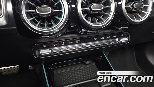 Mercedes-Benz GLB-Class 2023 — photo 23
