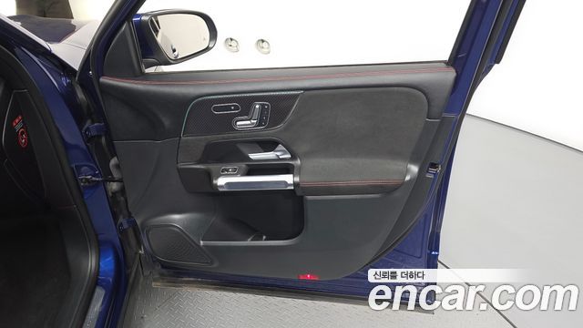 Mercedes-Benz GLB-Class 2023 — photo 14