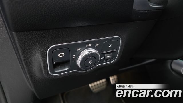Mercedes-Benz GLB-Class 2023 — photo 28