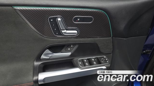Mercedes-Benz GLB-Class 2023 — photo 30