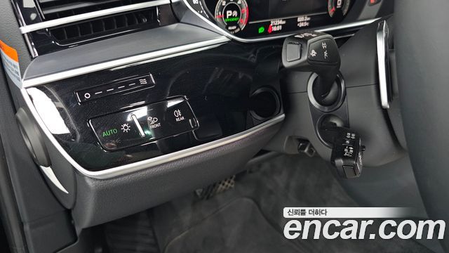 Audi A8 2023 — photo 17