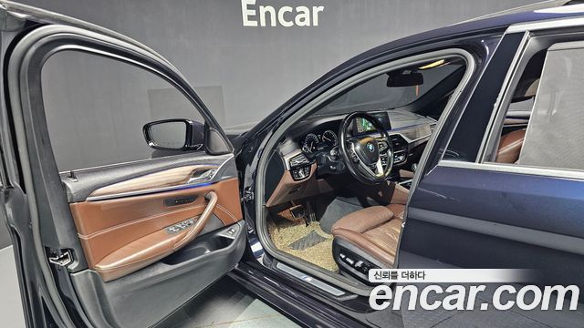 BMW 5-Series 2018 — photo 10