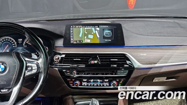 BMW 5-Series 2018 — photo 13