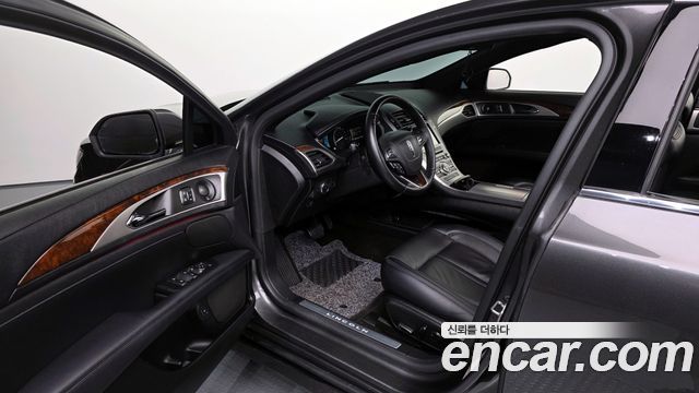 Lincoln MKZ 2018 — photo 10